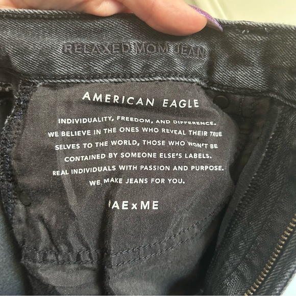 American Eagle Black Distressed Relaxed Baggy High Rise Mom Jeans Women 8 Short - Picture 10 of 10